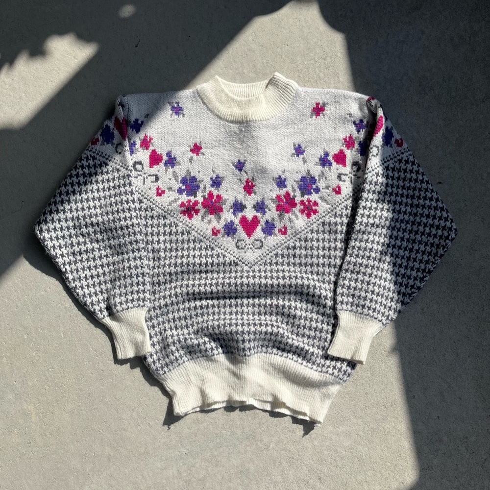 Chic Floral Patterned Sweater in Gray and White